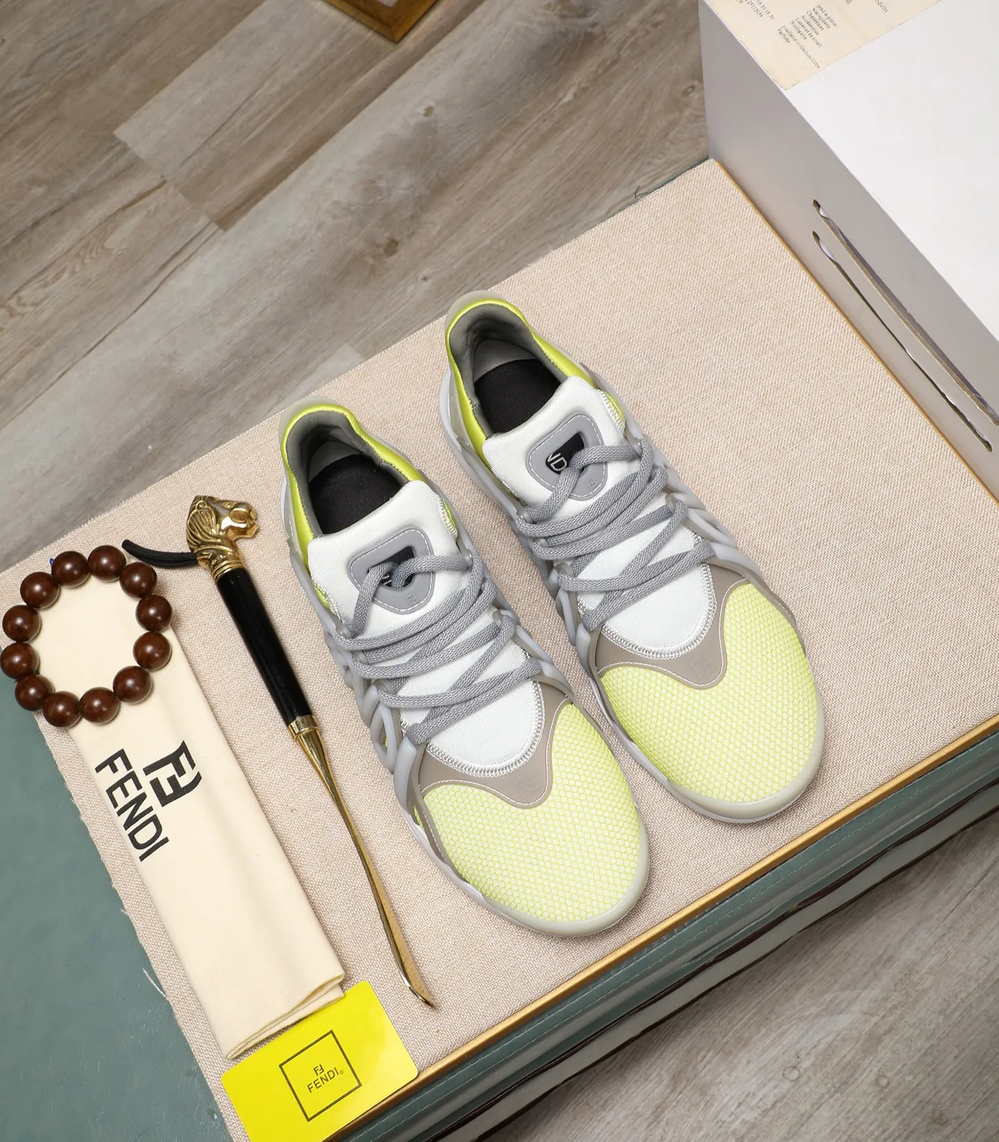 Men's Men's Shoes 💰800 Fendi Fendi's latest Tag series of men's casual mesh sports running shoes, originally purchased and developed, this Tag sneaker is a one-leg sneaker, made of black high-tech mesh material with gray neoprene details. Oversized FENDI lettering on the side and translucent rubber details. Light and flexible rubber running shoe soles, beautifully packaged at the delivery counter, customized breathable lining, original molded foam rubber outsole, sole thickness: 3.5CM! Size: 40-44 (customized at 39.45.46)